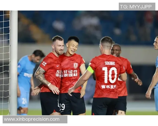 足球巨星风度翩翩帅气登场引爆全场观众热烈欢呼氛围